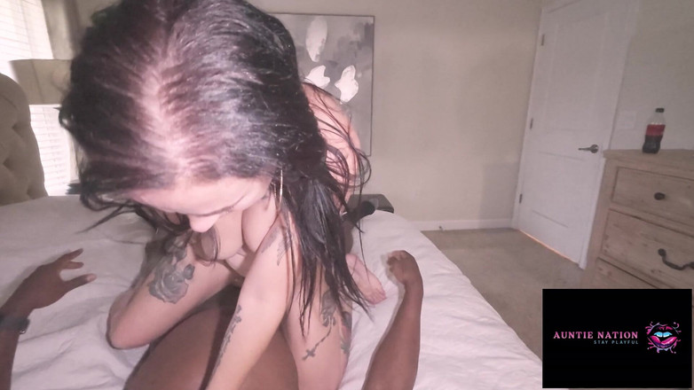 Auntie Nation: Teta Rosa Del Gado našla nahého biskupa v posteli