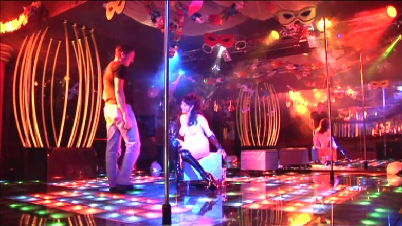 My real dirty life: 这个意大利荡妇在俱乐部舞台上双插佩内特拉特里翁