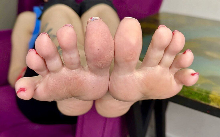 Julia domaina: I miei piedi nudi con le dita lunghe e due...