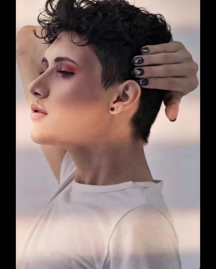 Artesensual: Female Boy, Sensual and Photogenic