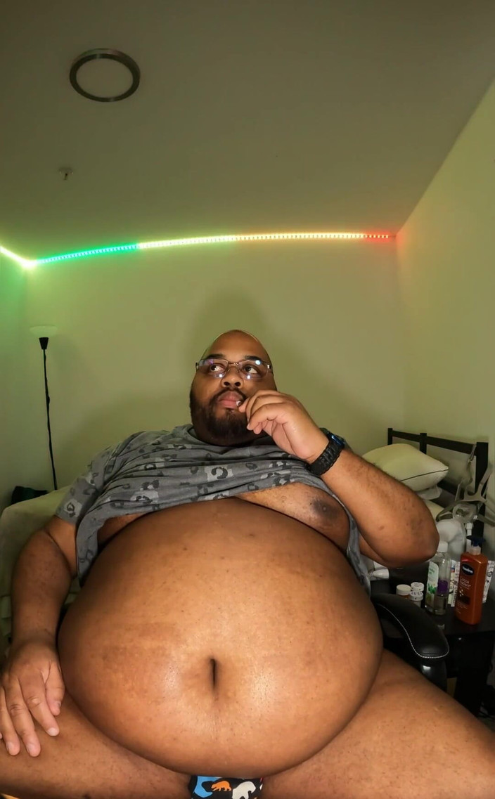 Blkhole420: Göbeğini dolduruyor ve sodaya ve yarısına şişiyor. Sonunda güzel döl