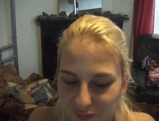 Flash Model Amateurs: Sexy blonde schlampe entleert pOV mit großem schwanz