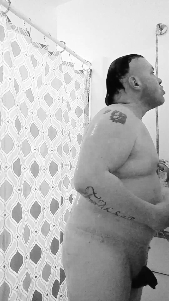 JG Risk: Film nella doccia con oggetti visivi bianchi e neri di...