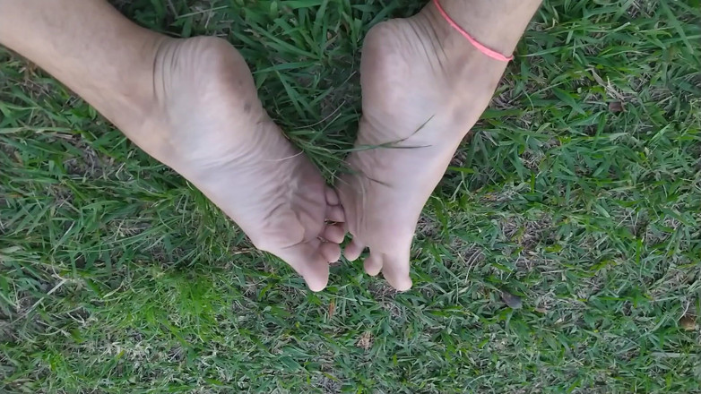 Ms Candy Bunny: Passeggiata nella natura a piedi nudi