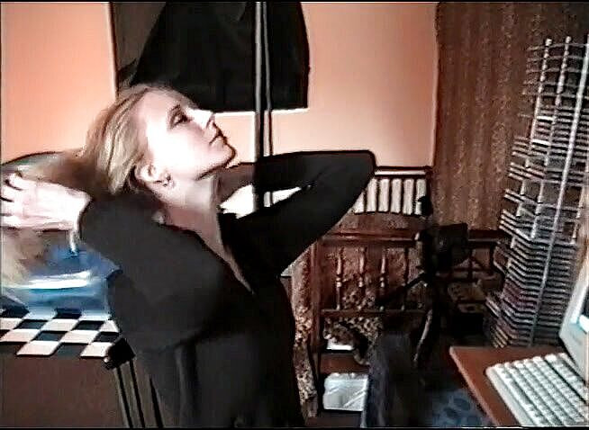 Flash Model Amateurs: 可爱的婊子在她的电脑前脱衣服