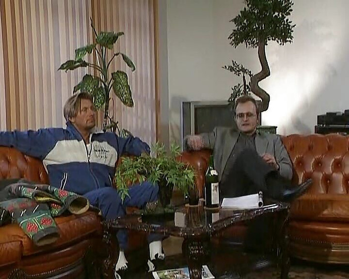 Deutsche Camgirls: Une Allemande blonde pulpeuse se fait étirer les trous humides dans...