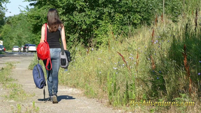 Pee Adventures: Esvazie sua siririca no acostamento da estrada
