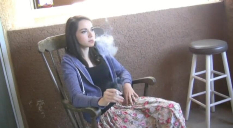 Femdom Austria: Remaja si rambut coklat comel merokok