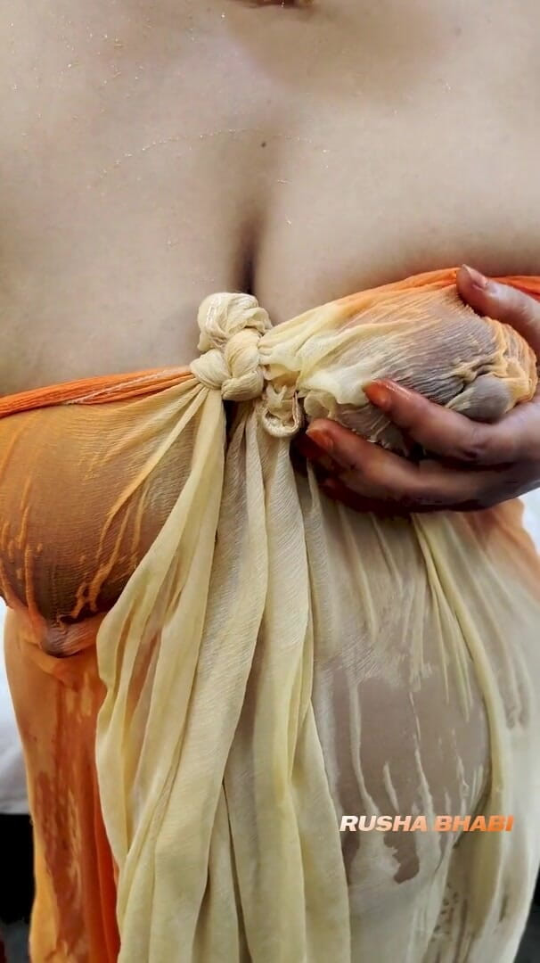 RUSHA BHABI: Rusa Bhabi Showing Wet Boobs in Video Call