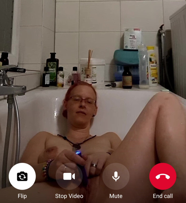 KittieNoOne: Masturbazione sapiente in vasca con Kittienoone POV