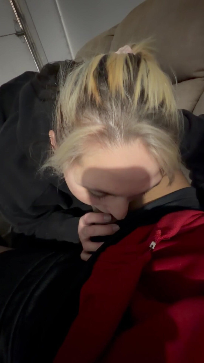 LuluLemons000: Blondă minionă șireată suge pula în garaj