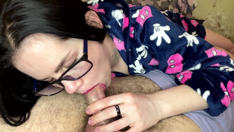 Anna Sky: La matrigna soddisfa il suo fortunato figliastro con un pompino...