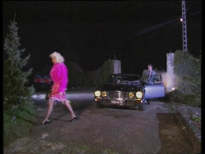 Italian Vintage Porn: Awek blonde menghisap zakar dalam kongkek kereta bertetek