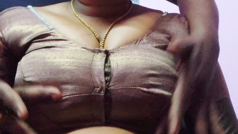 Desi Mohini: Geil Indisch meisje wil romantische seks hebben