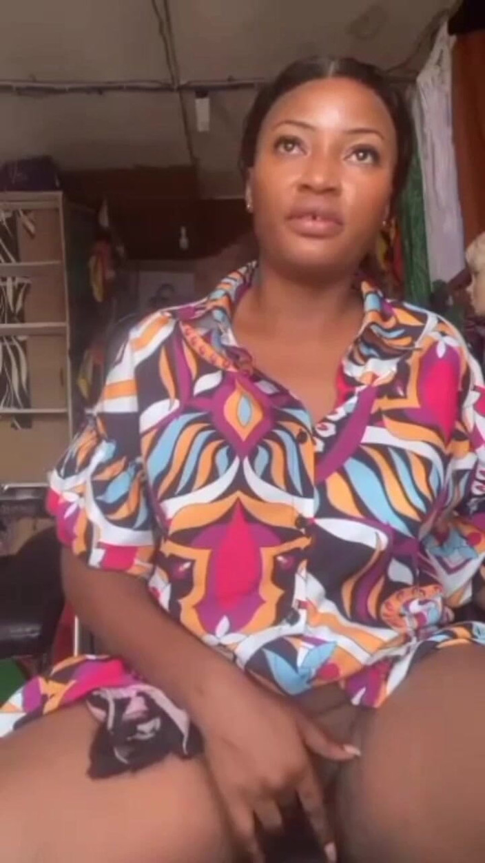 Me and my new slut: Mama excitată se masturbează în magazinul ei, public masterbation Sugar Mama