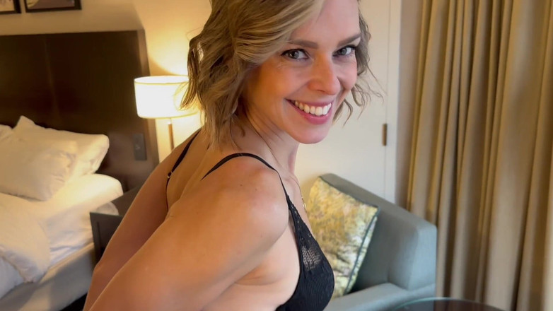 Serenity Cox: 夫は妻が縛られている間、妻の顔を見て射精します