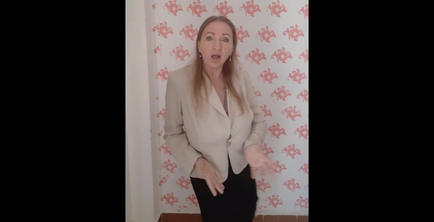 MariaOld: 穿着商务装跳舞