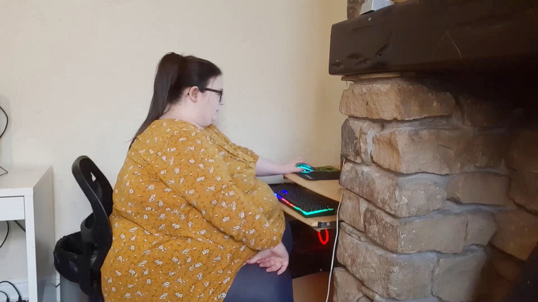 SSBBWLadyBrads: 工作中最胖的女孩挣扎