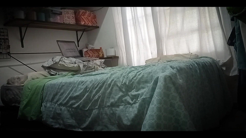 Karmicoxv: Eu escondi o celular no meu quarto, ela é muito gostosa...