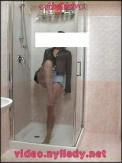 Nyllady: En la ducha con pantimedias