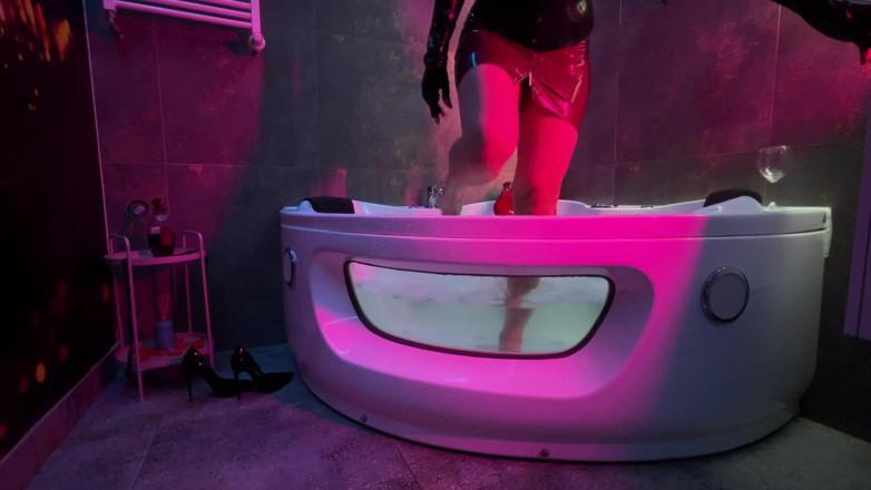 Dominatrix Miss Patricia Stark: Mistress' Taking a Bath in Latex and Boots