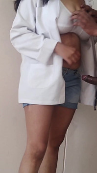 Asistentă suge pula doctorului în cabină privată