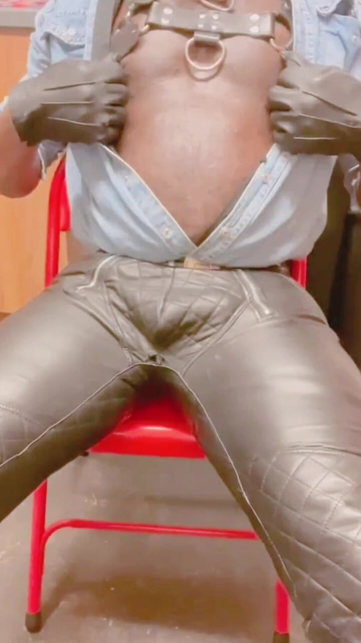 Black mature kinky muscle: Padrastro musculoso en solo jugando con las tetas