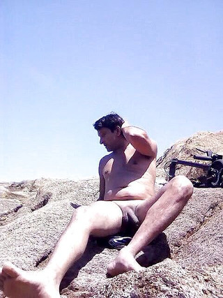 Boy top Amador: Masturbando na praia