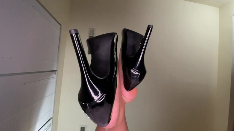 Pink Foxx: Ragazza ebano penzola i suoi tacchi neri al bordo del...