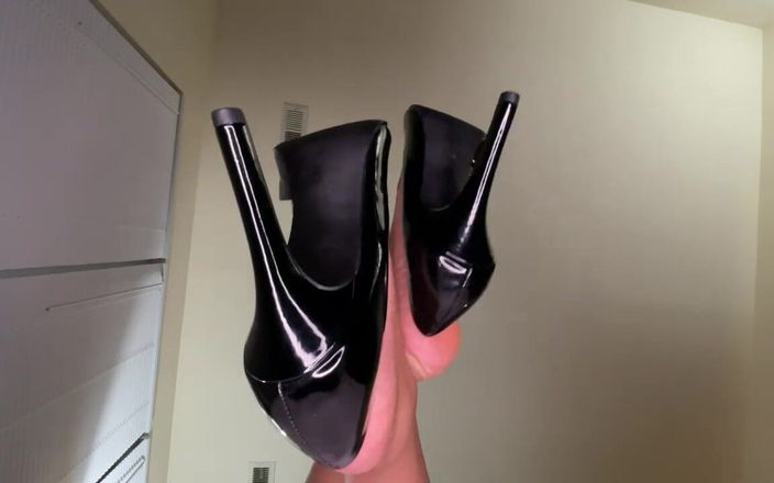 Pink Foxx: Ebenholz-mädchen baumelt mit ihren schwarzen Absätzen am rande der Couch...