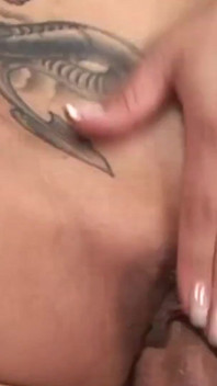 Milf asiática con enormes tetas chupa y folla chico blanco