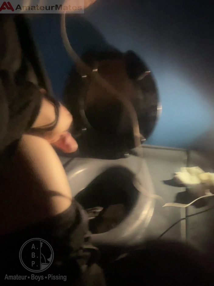 AmateurBoysPissing: Ragazzo Amatoriale Apre I Bagni Pubblici in Strada, Sorprende Il...