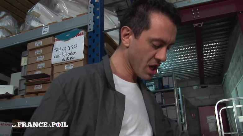 Girls Bang: Sexy pelirroja de pelo corto anal follada por sus empleados