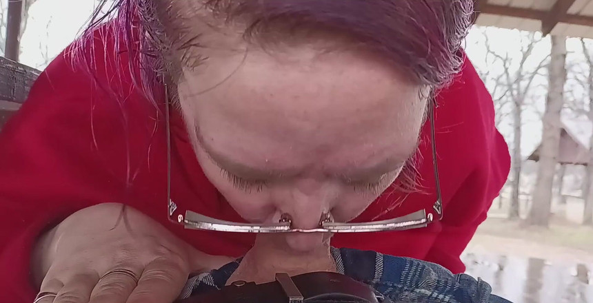 FluffyBeeChan: Obciąganie w parku. Dostał spust w moich ustach. Również darowizna...