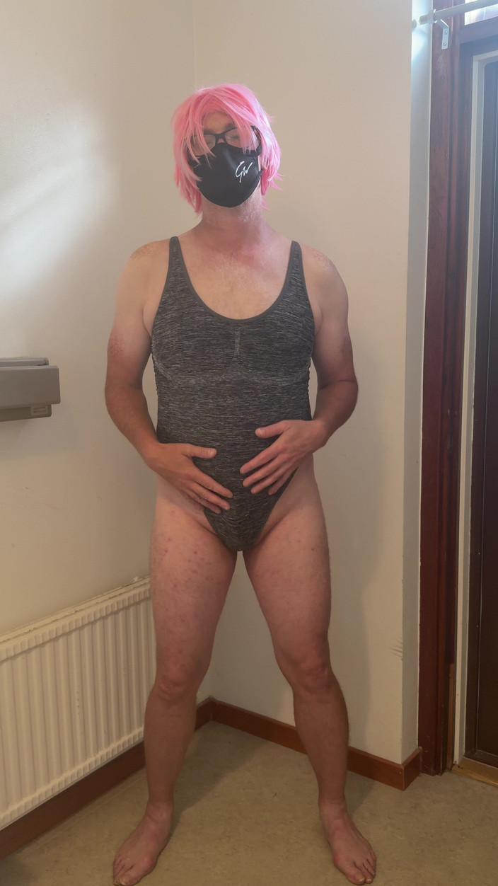 Julia Trans: Повія в рожевому волоссі мастурбує і кінчає і мочить себе