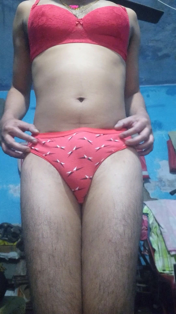 Lustyizlife: 배다른 여동생의 빨간 브래지어와 팬티를 입은 인도 펨보이 크로스드레서