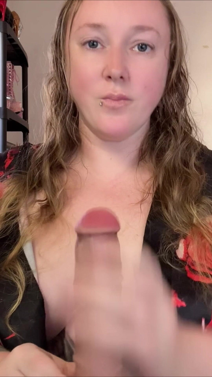 Kisicaxx: Rondborstige milf geeft je hete joi