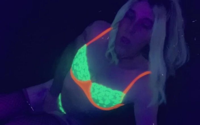 Mykie Melatonin: Sexy party slut wants your cock