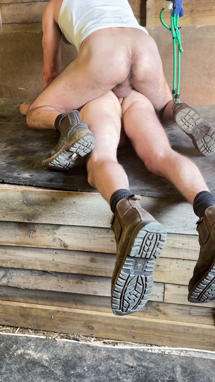 Farmer Sam: Farmer zostaje zerżnięty przez swojego współpracownika