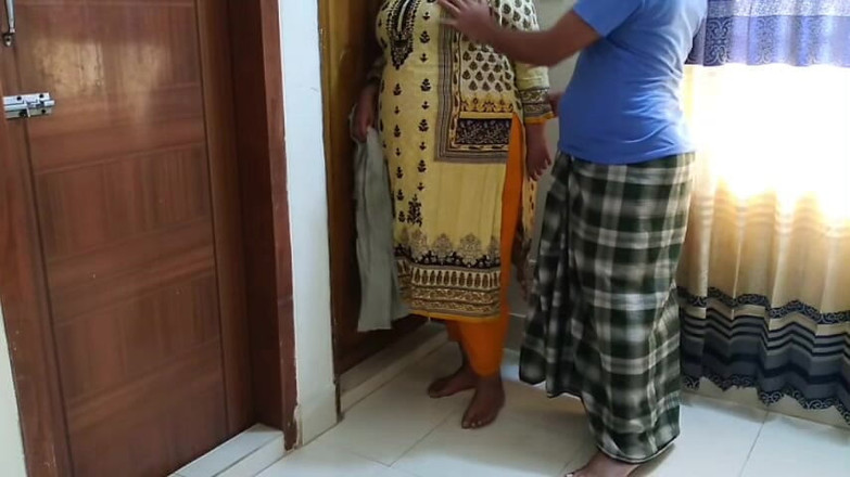 Aria Mia: Desi hizmetçi ofis boşken patrondan sert sikiliyor