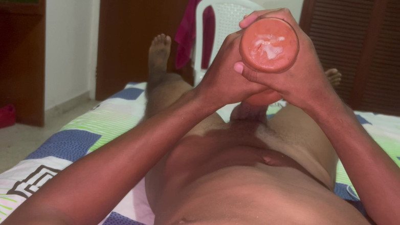 Black-2001: Tata își masturbează penisul mare până primește un ejacul suculent, uită-te...