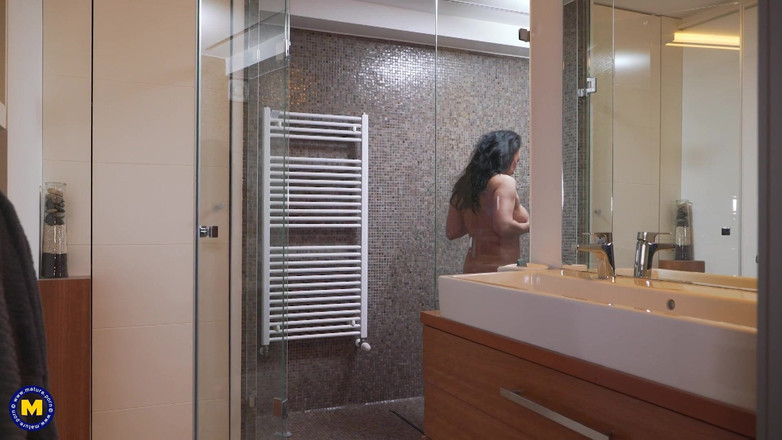 Mature NL: Seksi İngiliz kadın Eva May duşta olgun amıyla oynuyor