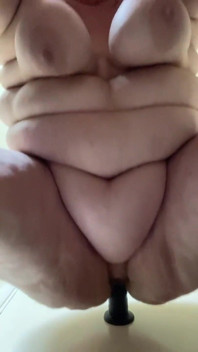 İri güzel kadın 12 inçlik dildo mermi vibratörüyle klitorisimi uyarıyor