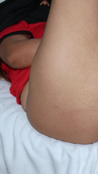Madrastra tiene un coño jugoso profundo, se sienta en una polla enorme y tiene un orgasmo intenso