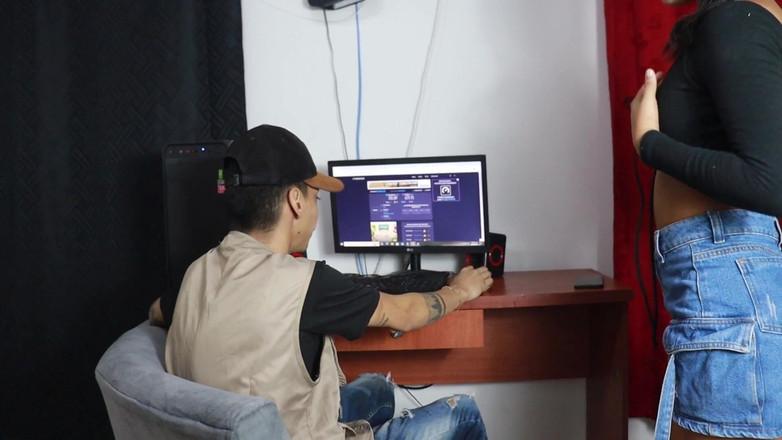 Jamesxd1010: Internetový technik přijde opravit moji Wifi, ale já mu ukážu...