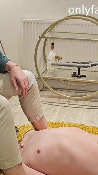 Vastgebonden om de voeten van meneer te aanbidden