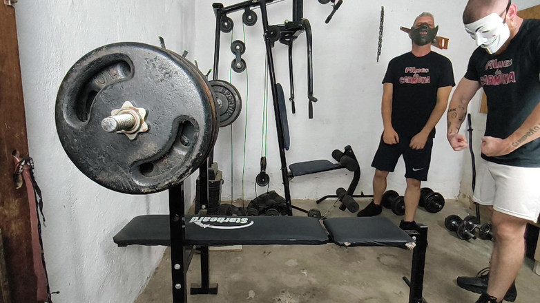 carmonaoficial: Mitten in Halloween nackt im Fitnessstudio fallen gelassen