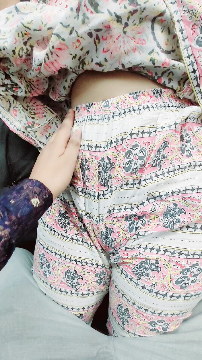 Riyathakur: 義理の妹が大学で彼氏に犯される