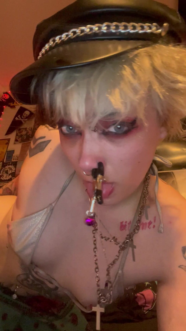 Glitterqueen1999: Goth meisje Glitterqueen1999 rekt haar knoopneus uit met Ni