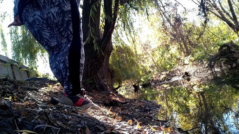 Elena: BBW in leggings pissing by the lake in a park